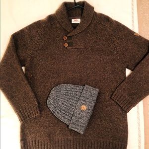 Knitted sweater lambswool blend with classic shawl collar slightly marbled yarn.